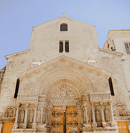 Anblick der “St. Trophime Kirche” mit imposanten Kirchenportal