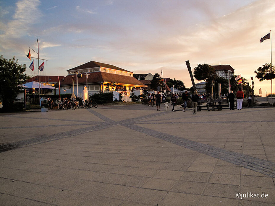 Blick über den weitläufigen Balticplatz im Abendlicht