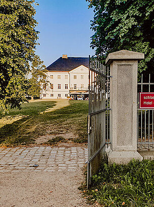 Toreinfahrt zum Schlossgut Groß Schwanssee