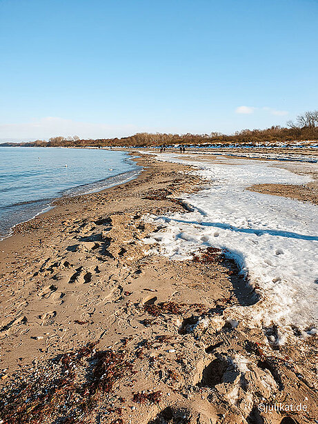 Verschneite Strandlandschaft