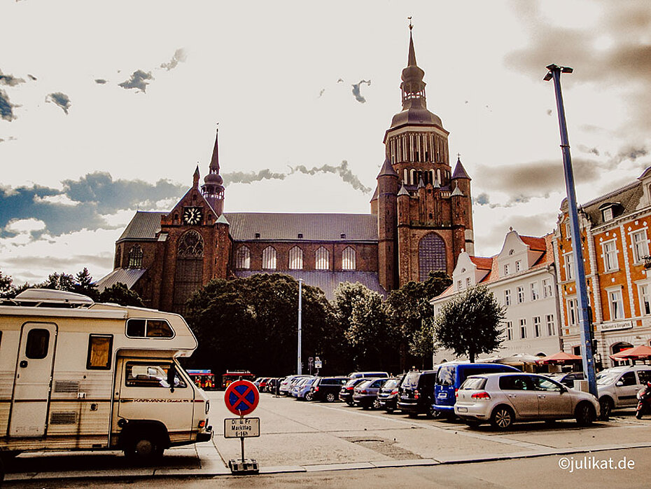 Blick zur Marienkirche und Parkplatz