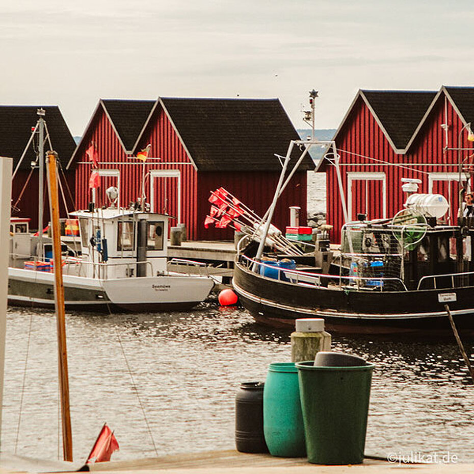 Rote Fischerhäuser am Hafen
