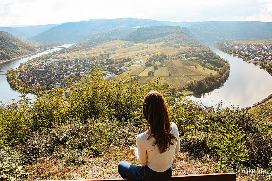 Blick über die Moselschleife bei Sonnenschein