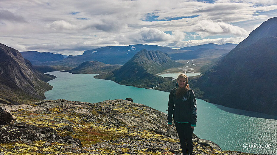 Autorin in der Fjordlandschaft Norwegens