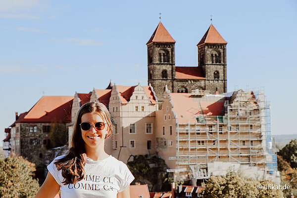 Autorin vorm dem Quedlinburger Schloss