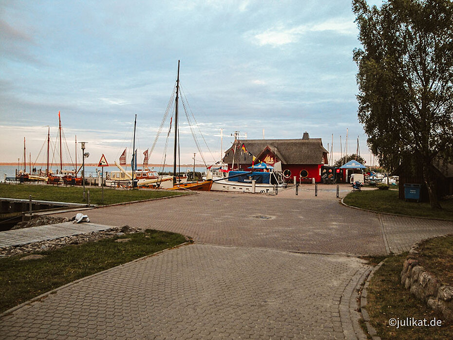Blick zum Fischrestaurant „Boddenblick“ am Hafen