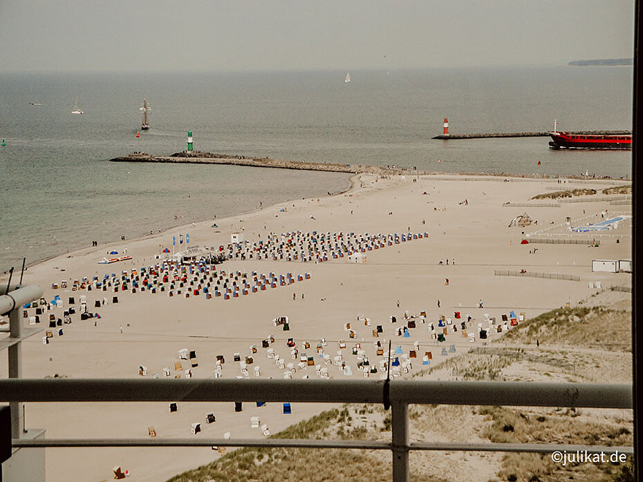 Blick über den Strand in Warnemünde