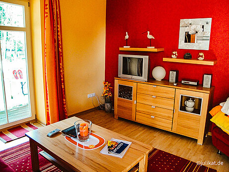 Wohnzimmerbereich mit Sideboard und TV