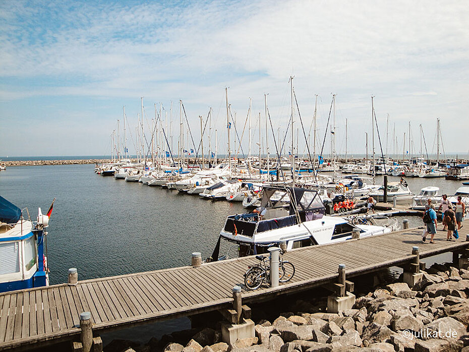 Blick auf Segelboote und Holzsteg