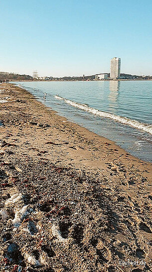 Blick vom Strandufer nach Travemünde