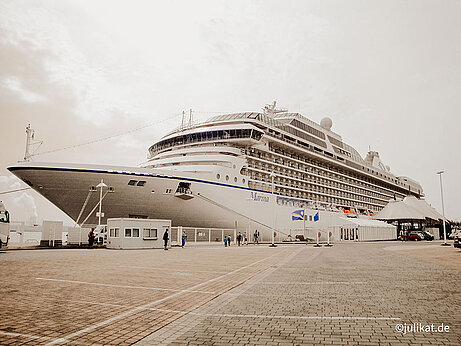 Kreuzfahrtschiff im Warnemünder Hafen