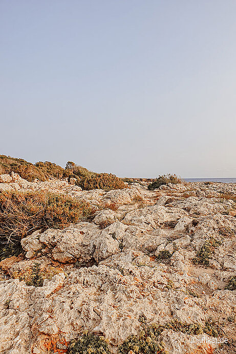 Felsige Küstenlandschaft machen die Urlaubsinsel im Süden aus.